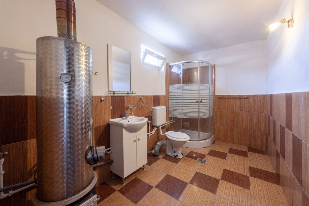 Casa cu teren generos si gradina spectaculoasa – Comuna Cuca, Argeș! - Poză 8