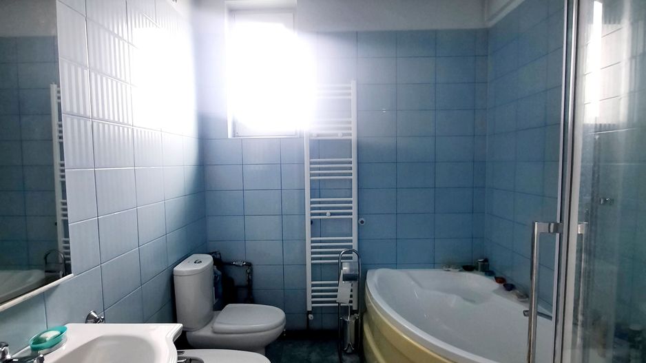 Apartament frumos si renovat cu garaj - zona Medicina - Poză 6