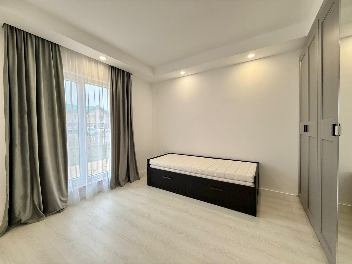 COSMOPOLIS - Apartament cu 3 camere si gradina, mobilat si utilat. - Poză 4
