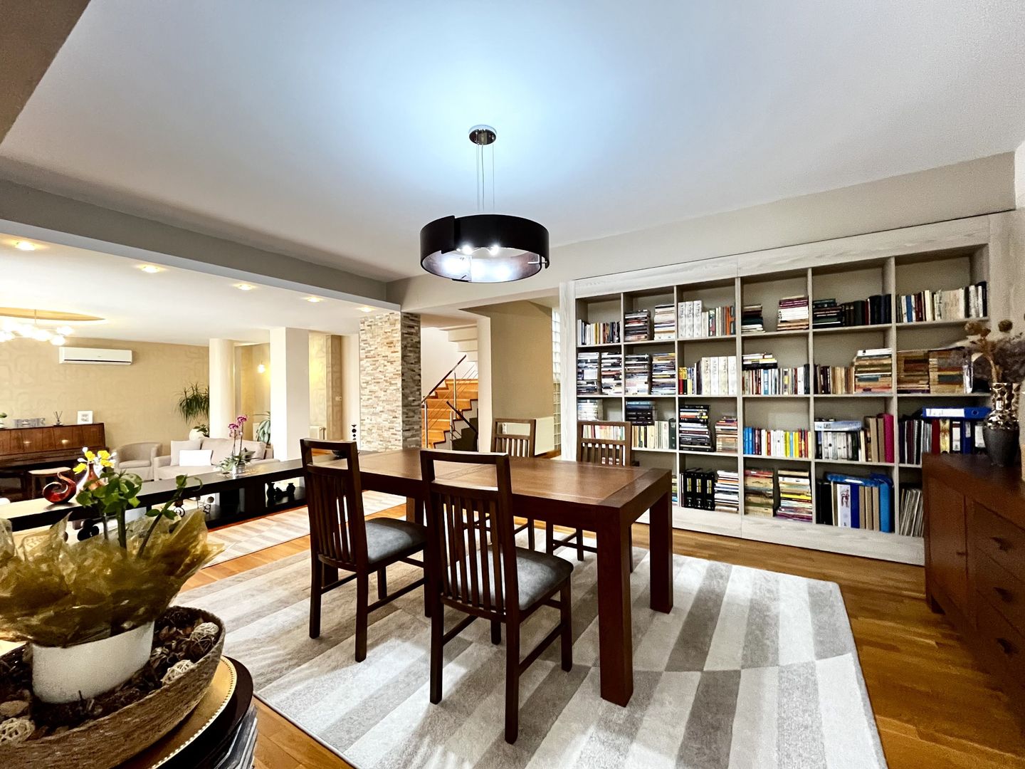 Casa spațioasă și primitoare cu garaj dublu, în Braytim – Soarelui - Poză 2