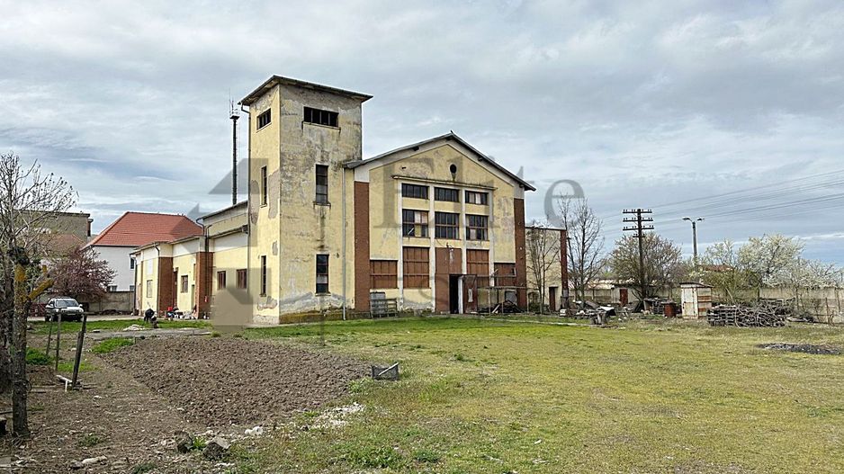 Hala cu teren de vanzare in zona Garii din Salonta - Poză 1