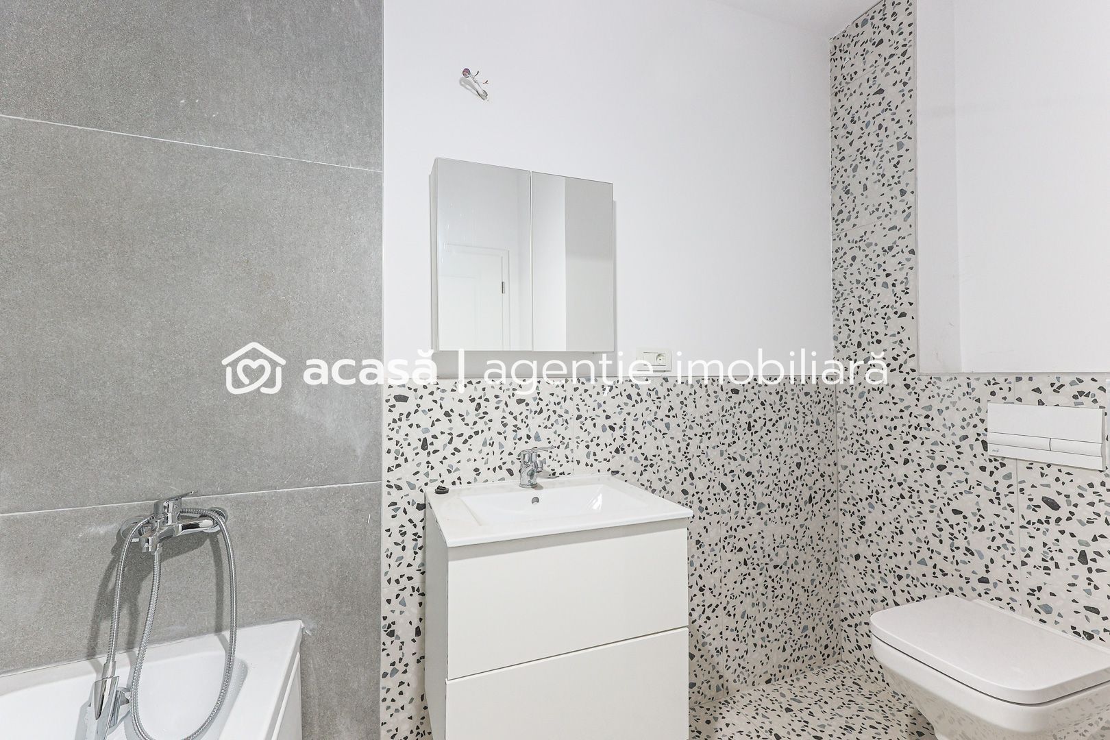 VÂNDUT! Apartament nou, ultracentral, cu loc de parcare privat - Poză 8
