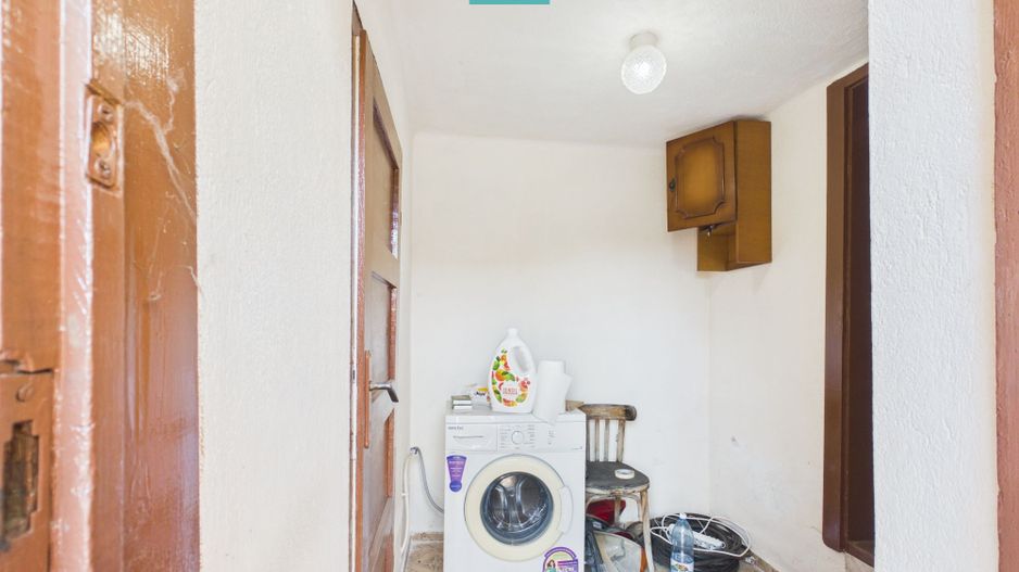 Casa în Cuvin la poalele dealului - Poză 11