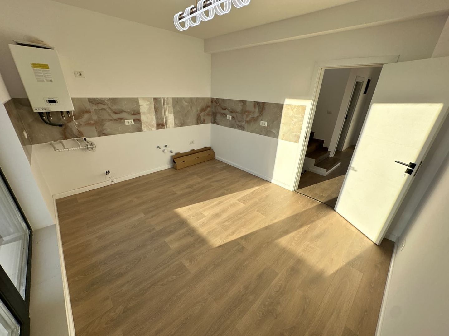 CASE INDIVIDUALE DOMNESTI - 6 CAMERE, GARAJ, PANOURI SOLARE, COMIS 0% - Poză 9