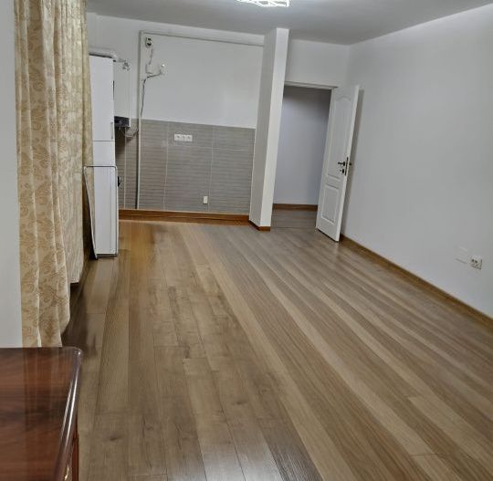 Garsonieră 42 mp de închiriat – zonă ultracentrală Târgu Jiu, ideală birou - Poză 3