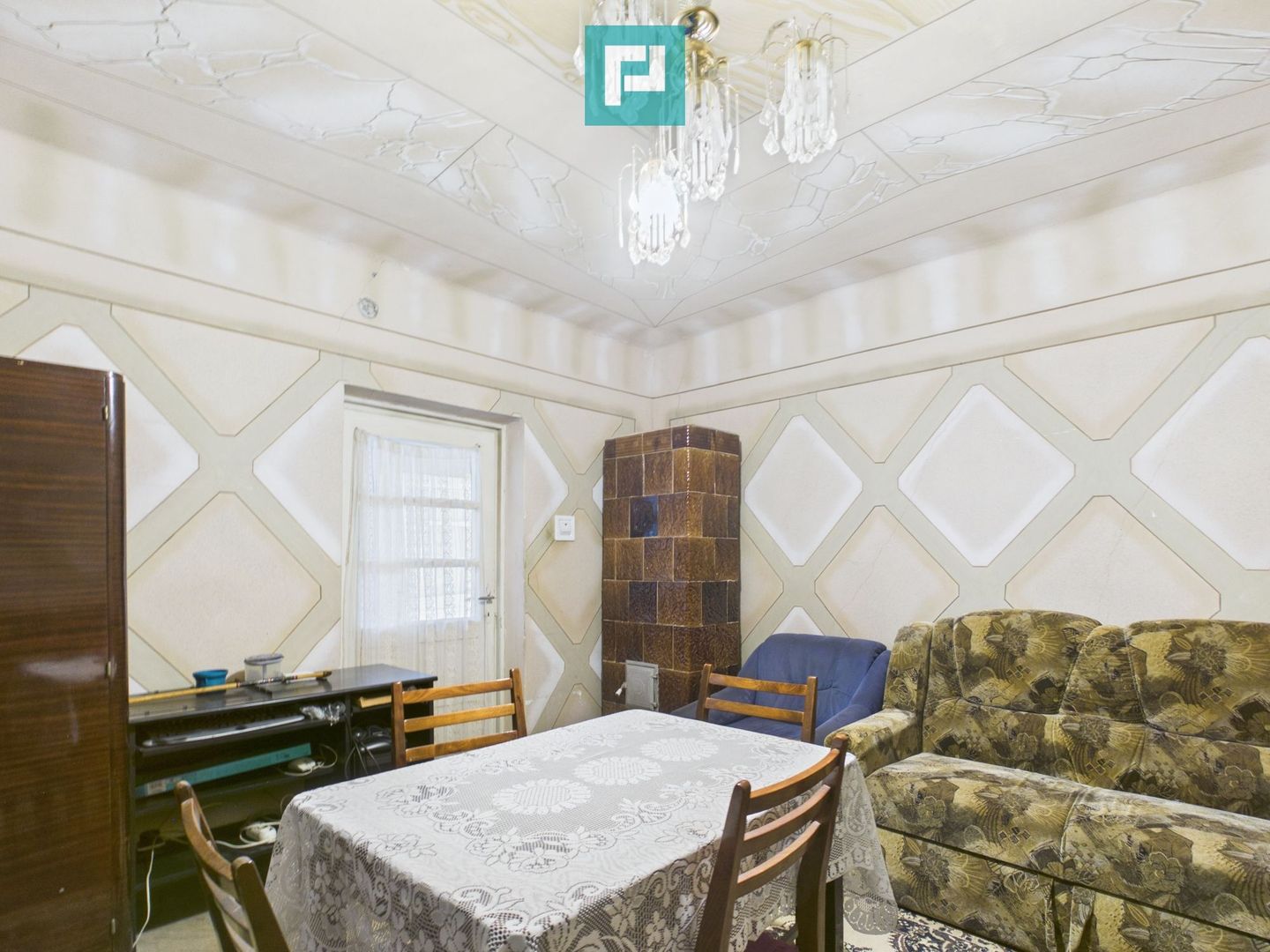 Casa în Cuvin la poalele dealului - Poză 6