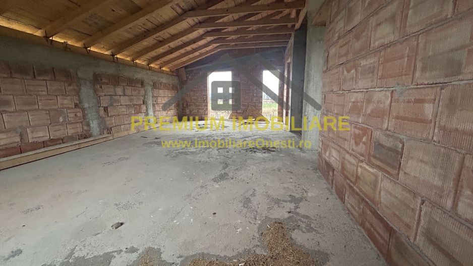 Casa la rosu de vanzare in Onesti - Poză 3