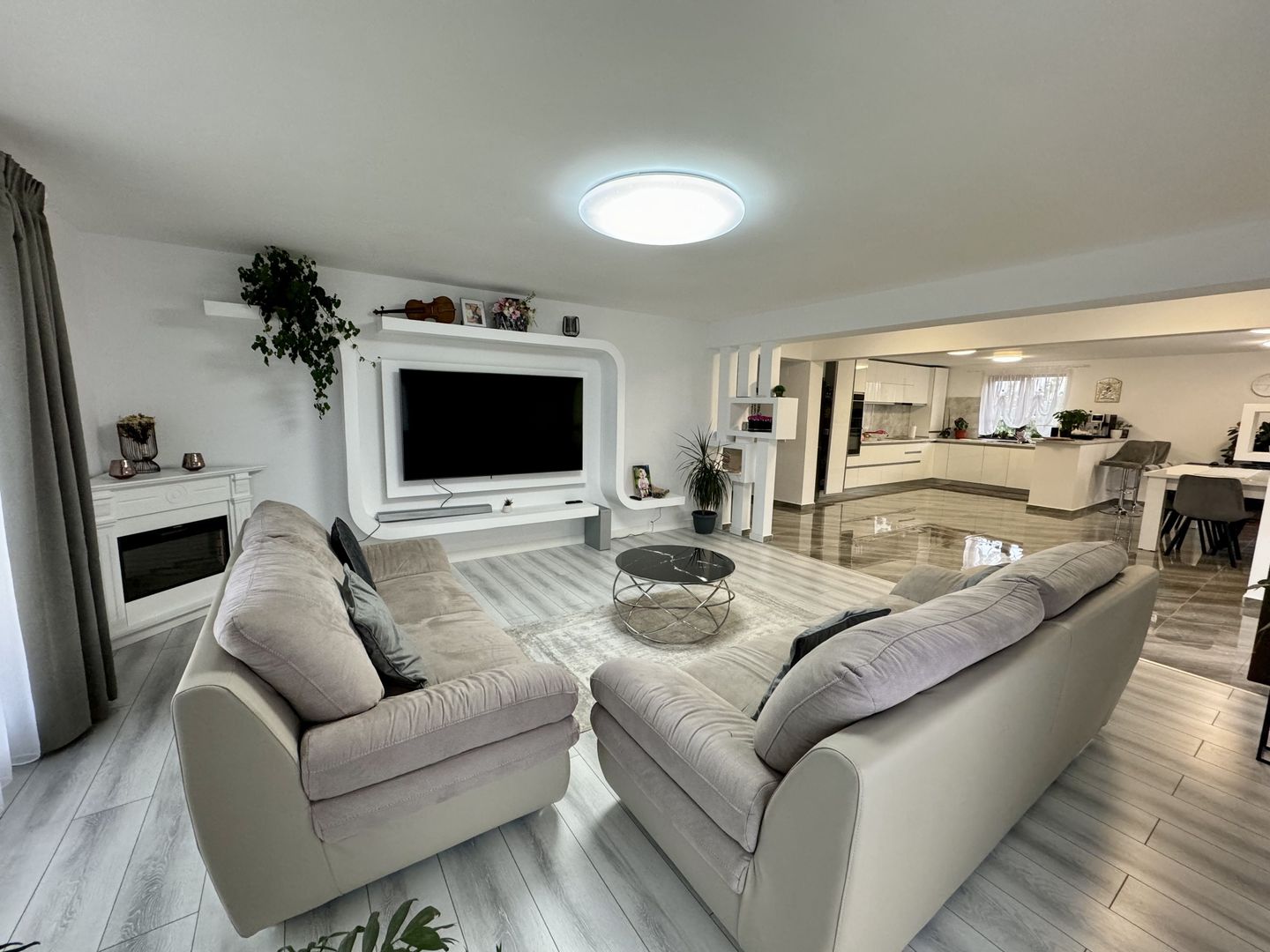 Casă Spațioasă de Vânzare în Ghimbav | Două Apartamente | Teren 579 mp - Poză 1