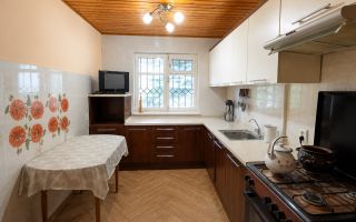 Nu este doar o vilă. Este refugiul tău verde cu 38 ari și pădurice proprie! - Poză 11