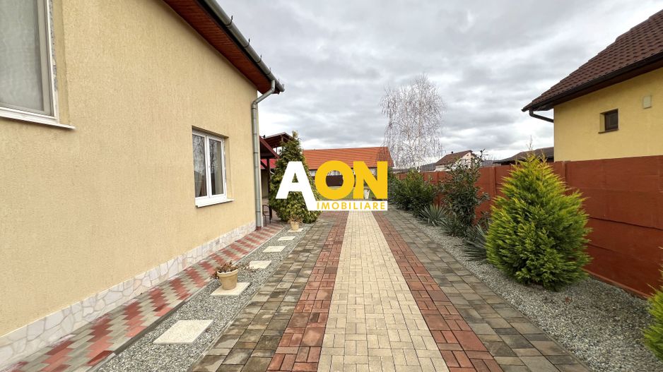 Casa de vanzare - 5 Camere, 2 Bai,  Garaj, 1000mp Teren - Poză 2