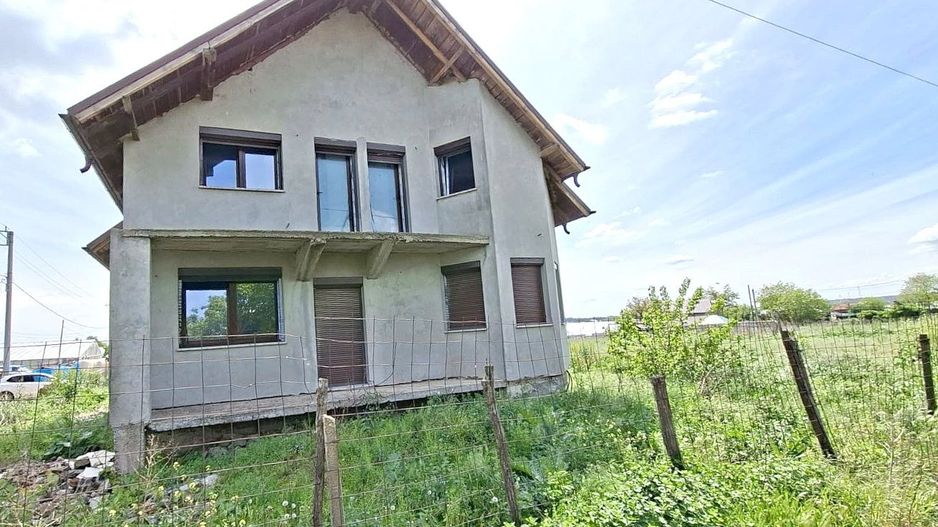 Casă tip vilă cu teren 2426 mp în Matca – oportunitate la 115.000 € - Poză 2