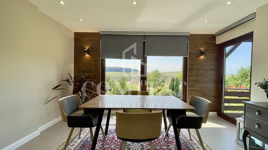 Casă cochetă cu teren generos și panoramă Chinteni - Poză 2