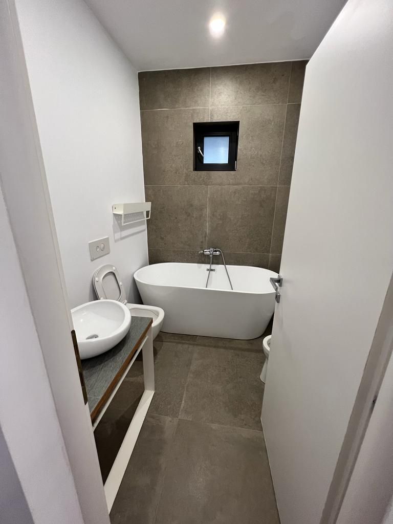 Locuinta moderna spatioasa cu garaj - Poză 21