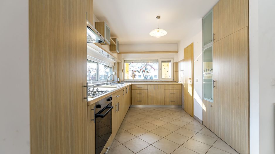 Casă situată pe strada Constituției, Aradul Nou - Poză 2