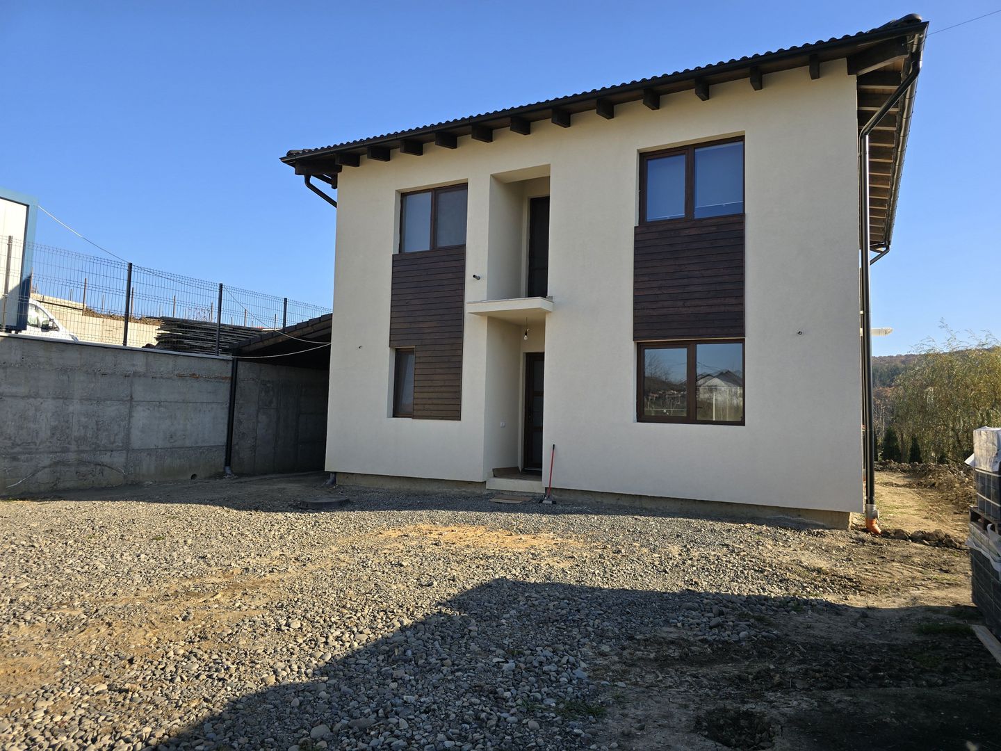 Casa  4 camere,2 bai,136 mp, 550 mp teren zona Corunca - Poză 1