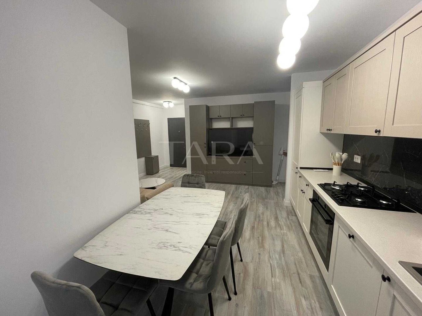 Apartament 2 camere decomandate + living,  zonă premium. - Poză 1
