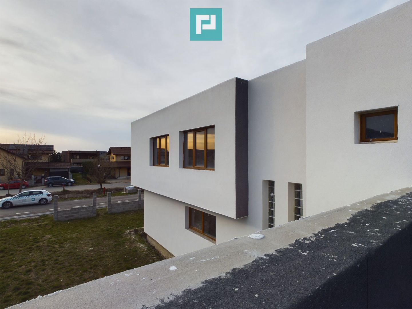 Vilă la gri în Via Carmina - Poză 1