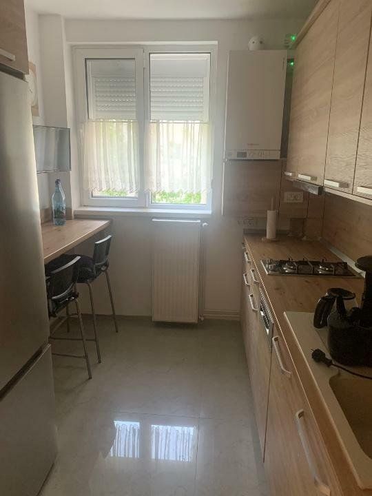 Inchiriez - 3 camere - renovat recent - anvelopat . - Poză 1