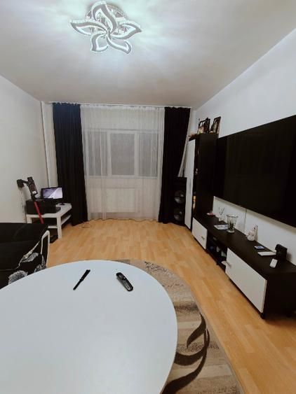 Apartament 3 camere decomandat 3 minute metrou Aparatorii Patriei - Poză 1