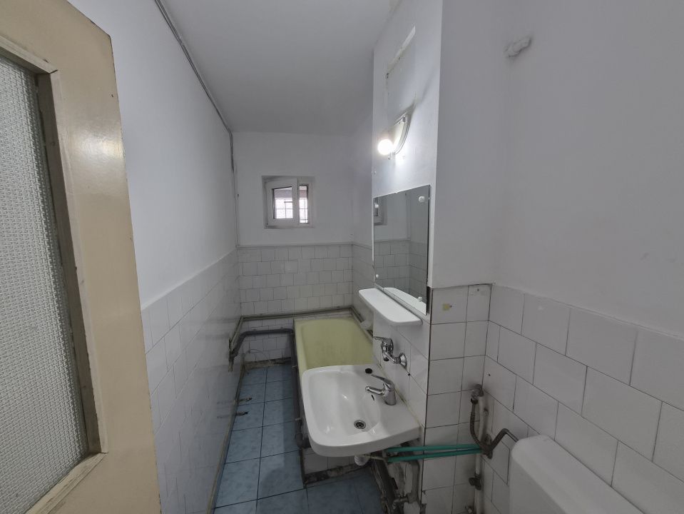 Spațiu comercial de închiriat- lângă spitalul Municipal Curtea de Argeș - Poză 6
