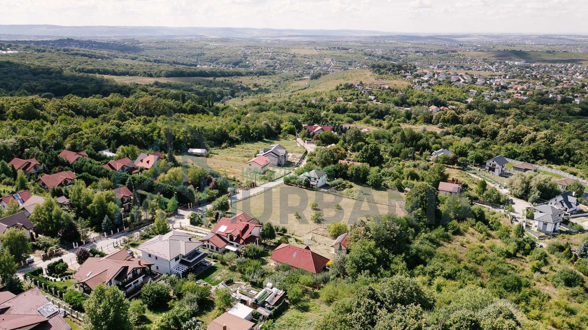 Proprietate generoasă în Bucium, Iași – casă de 300 mp cu teren și construcții secundare - Poză 2