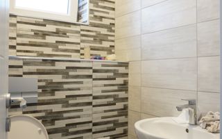 Apartament pe 3 niveluri, terasa, curte si 2 locuri parcare - Poză 8
