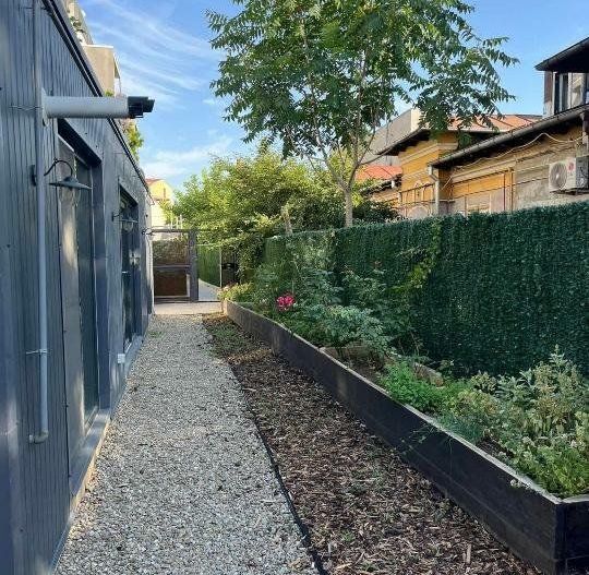 Unic! Apartament 5 camera si curte de 210 mp, central - Poză 2