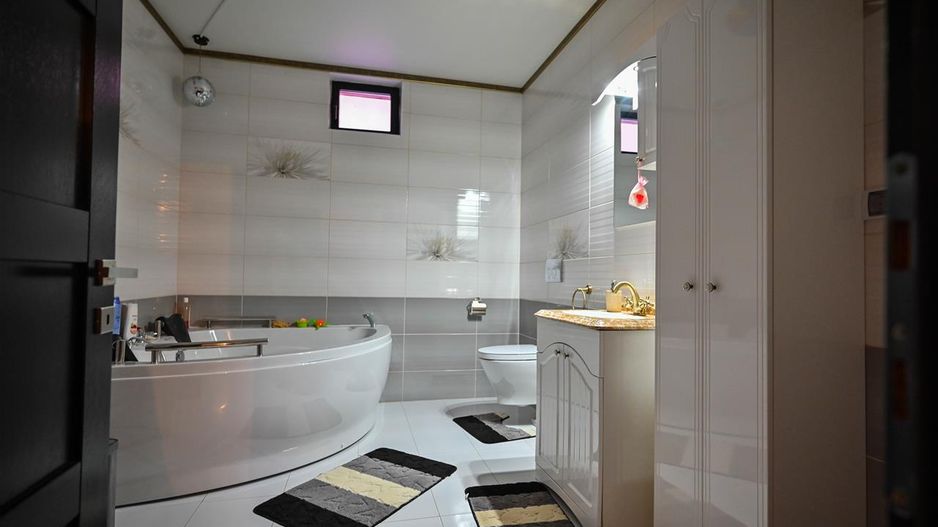 Somptuozitate in stil modern, 2 garaje, 3 terase, totul pe 1.000 mp teren - Poză 51