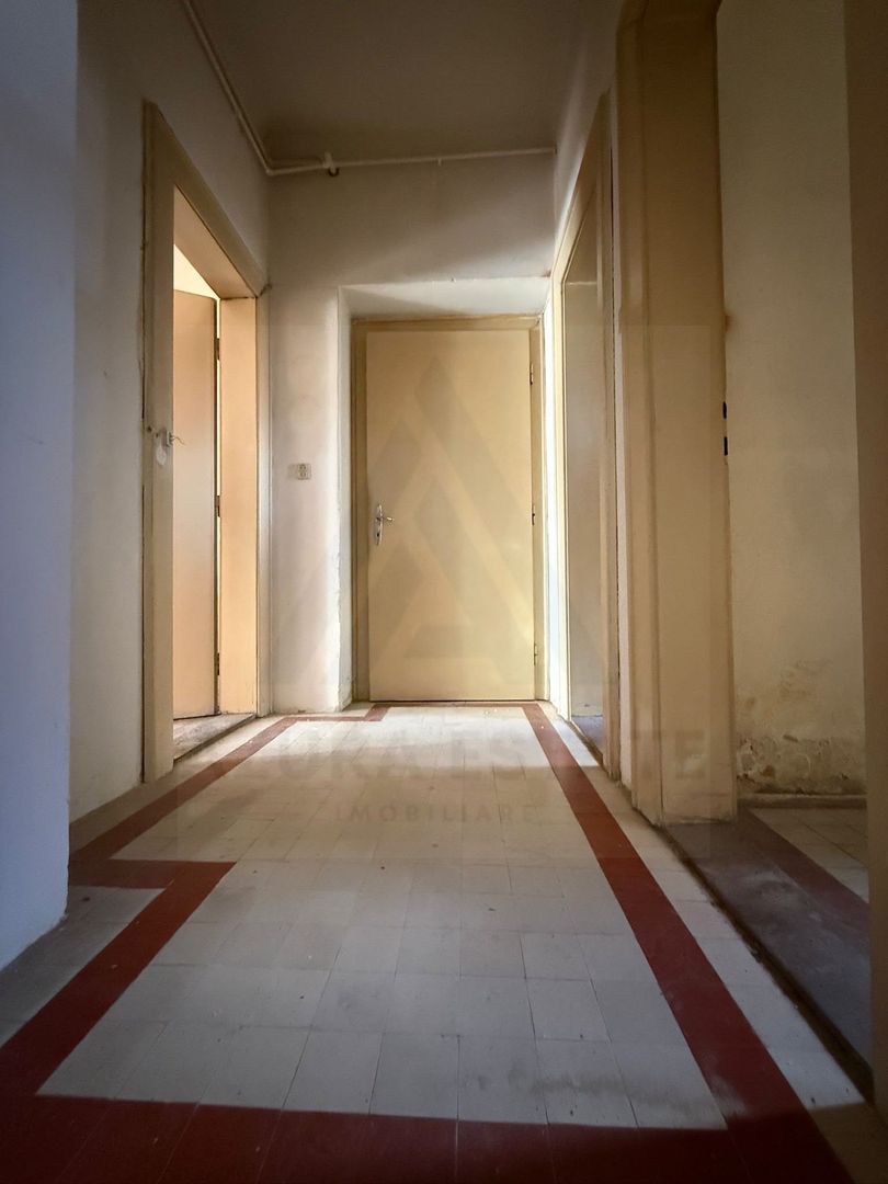 Apartament la casa 4 camere 4 bai 219.5 mp utili si garaj zona Central - Poză 5