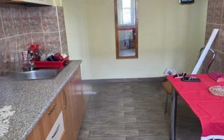 Apartament 3 camere Sgului etaj 2 cu centrala - Poză 3