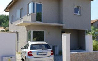 Casă individuală Domnești – curte 400 mp, 4 camere, utilități - Poză 1