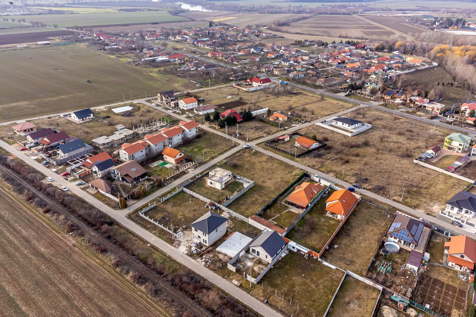 Teren generos, situat pe colt in cartierul nou din Calugareni - Poză 2