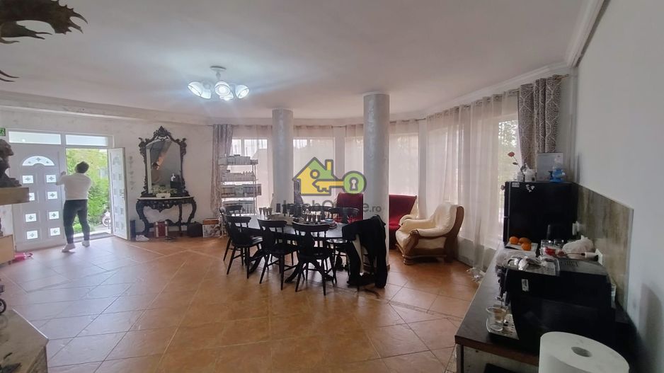 Vilă elegantă cu design luxos și grădină superb amenajată în Șag - Poză 10