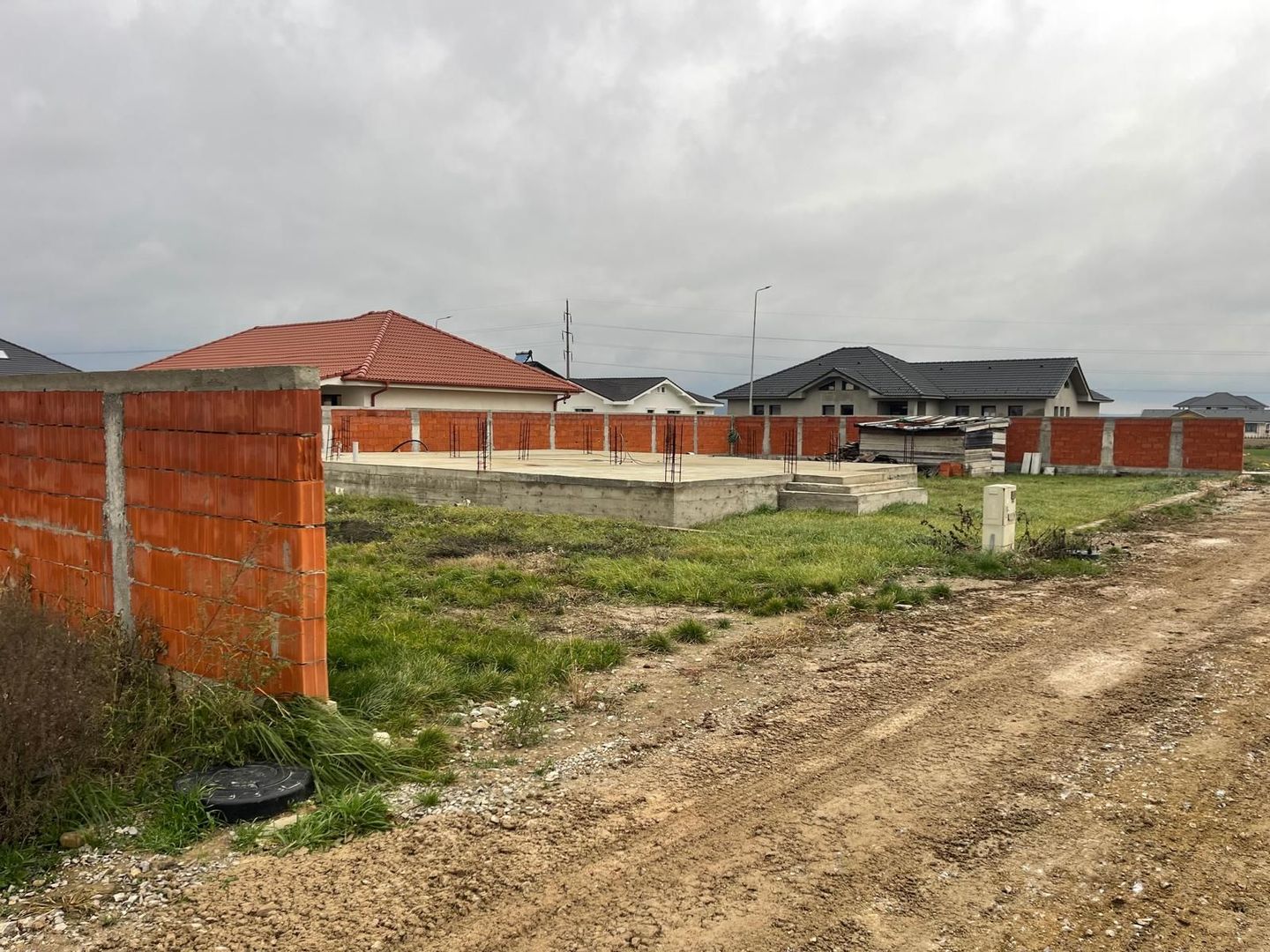 Teren intravilan, fundatie proiect casa, gard si utilitati-Zona Cheriu - Poză 6