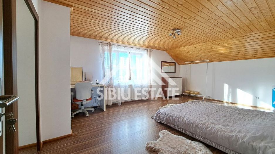 Casa Sibiu cu pivnita si garaj, curte mare - Poză 19