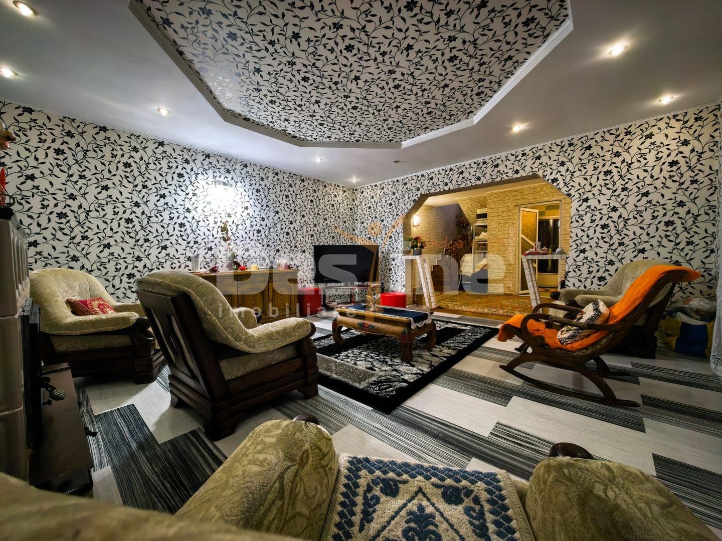 Vila cu etaj si mansarda, teren 7.200 mp, 1.550 mp intravilan - Poză 3