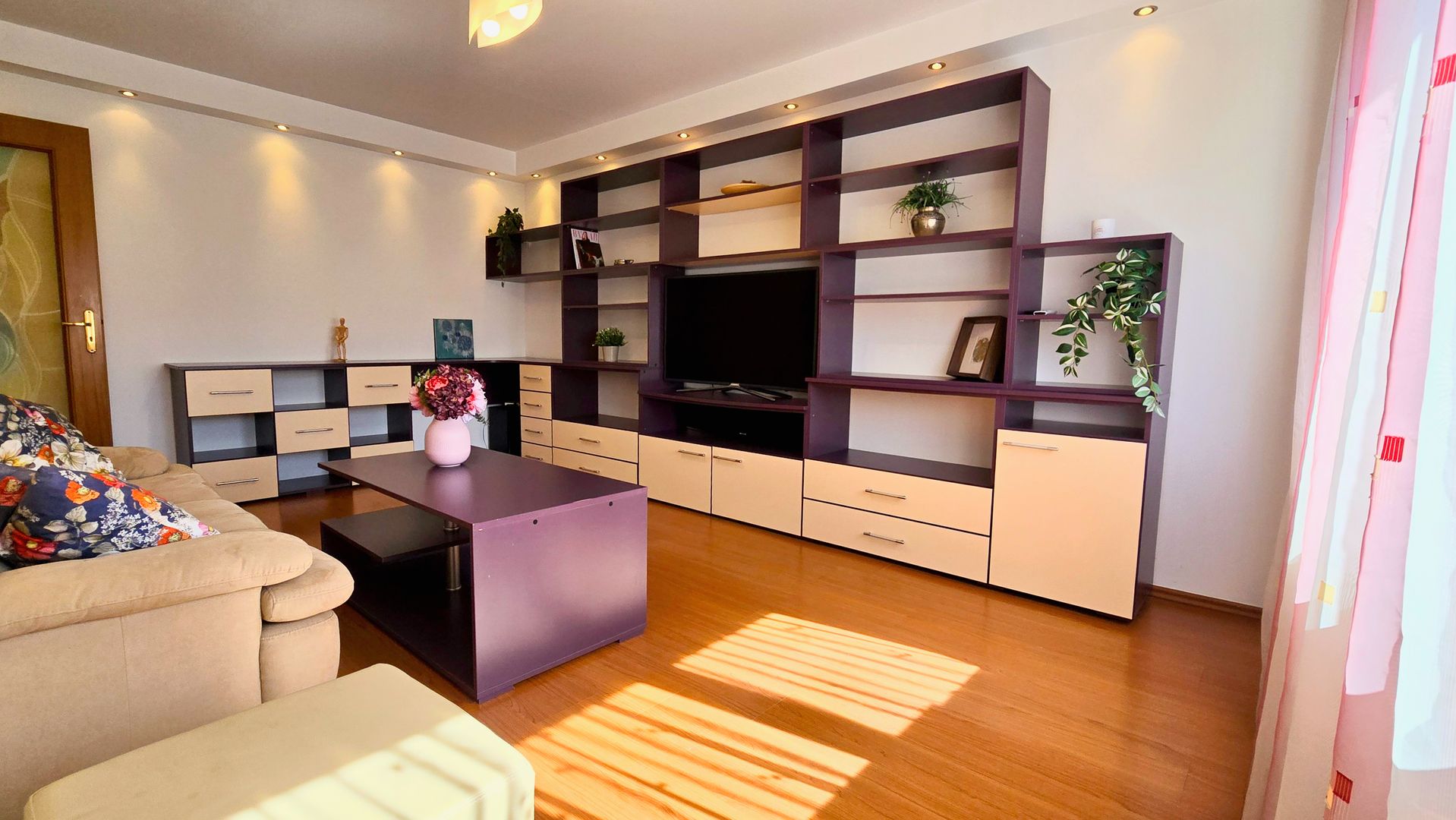 Apartament etaj intermediar, luminos, centrală proprie, fereastră la baie - Poză 1