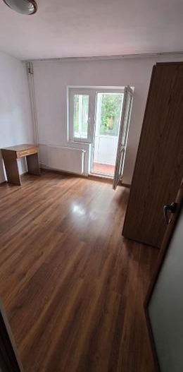 Apartament  4 camere decomandat- Craiovita Noua, zona Scoala 34 - Poză 4