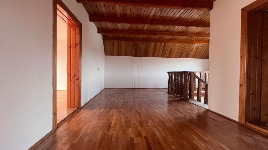 Vanzare casă spațioasă cu teren generos în Cândești Vale–jud Dambovita - Poză 10