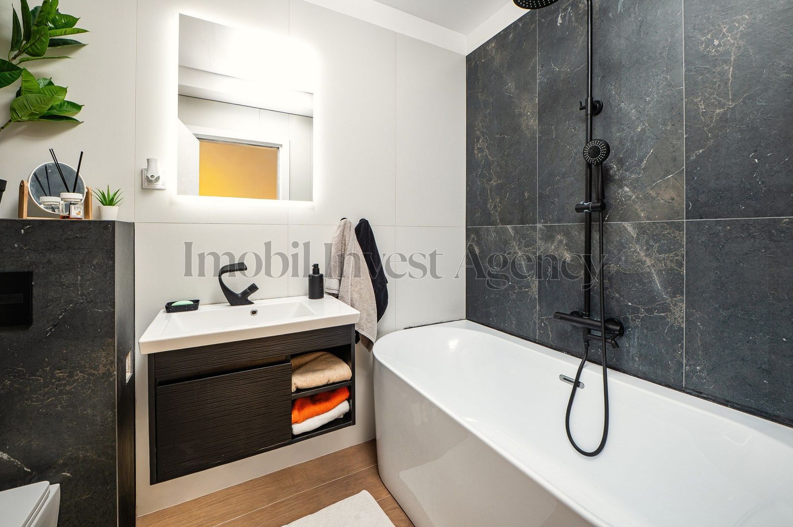 Duplex P+1+M cu grădină proprie, terasă și acces la piscină. - Poză 14