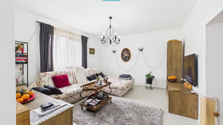 Casă renovată în localitatea Comănești, Arad - Poză 3