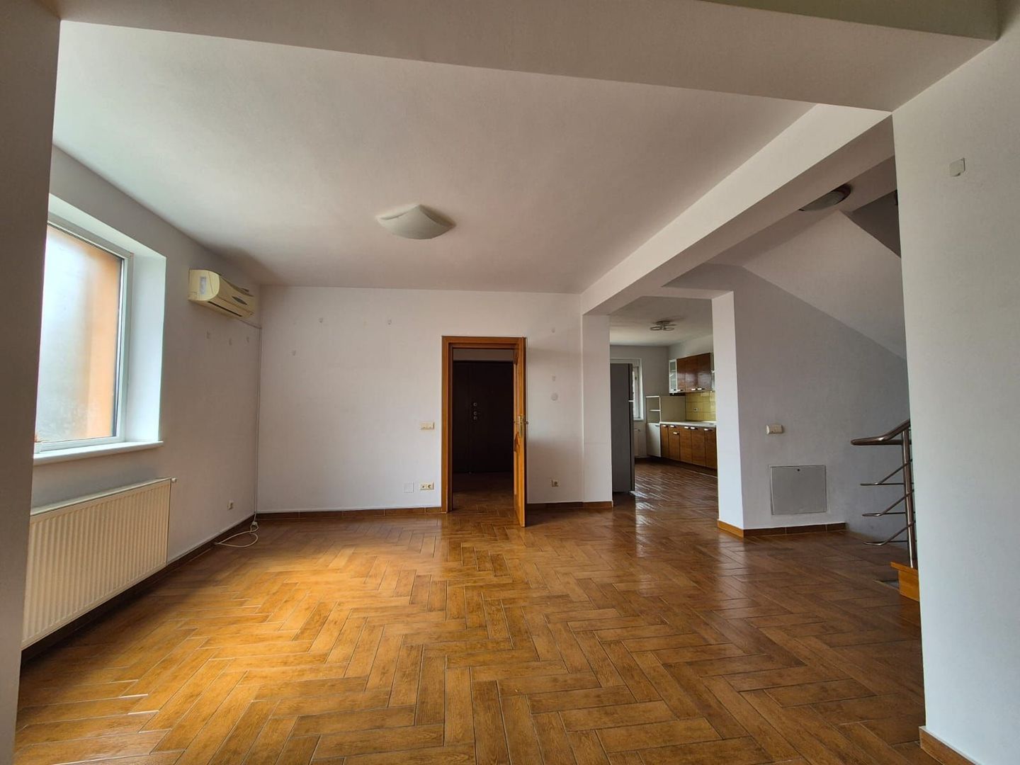 Inchiriere vila 5 dormitoare S + P + 1E + M zona Erou Iancu Nicolae - Poză 2