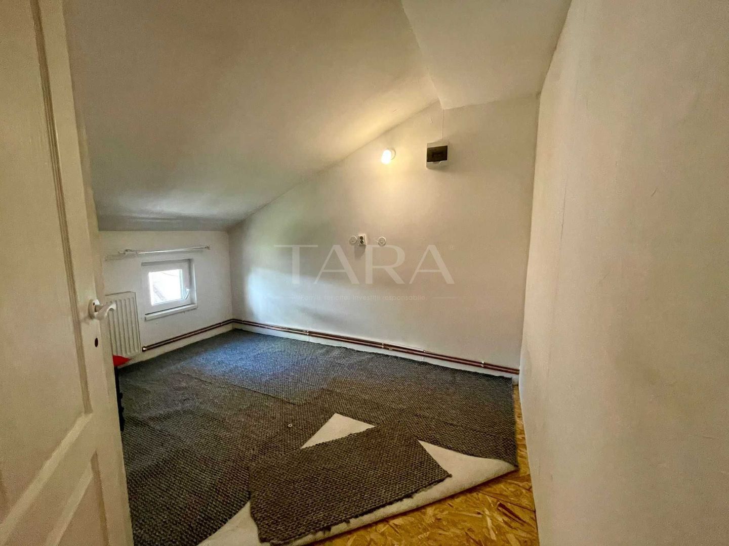 Apartament tip casă, două niveluri, zonă centrală, curte interioară. - Poză 5
