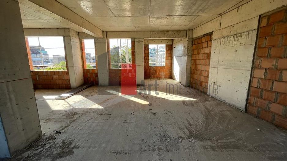 Spatiul "EDIFICI" , stradal, trafic pietonal si auto intens, 2 intrari - Poză 2