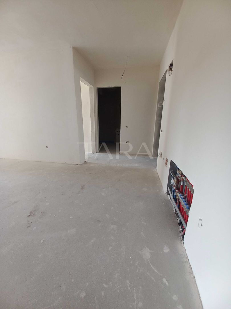 Apartament semifinisat cu terasă și parcare în Florești. - Poză 1