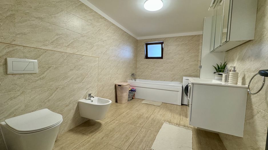 Casă Spațioasă de Vânzare în Ghimbav | Două Apartamente | Teren 579 mp - Poză 12