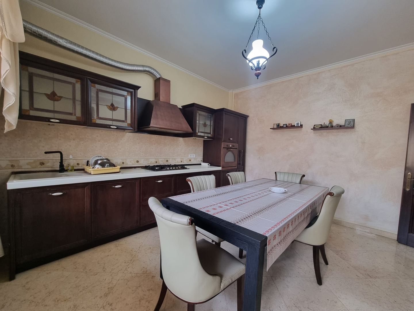 Vila generoasa de inchiriat intr o zona principala a orasului - Poză 14