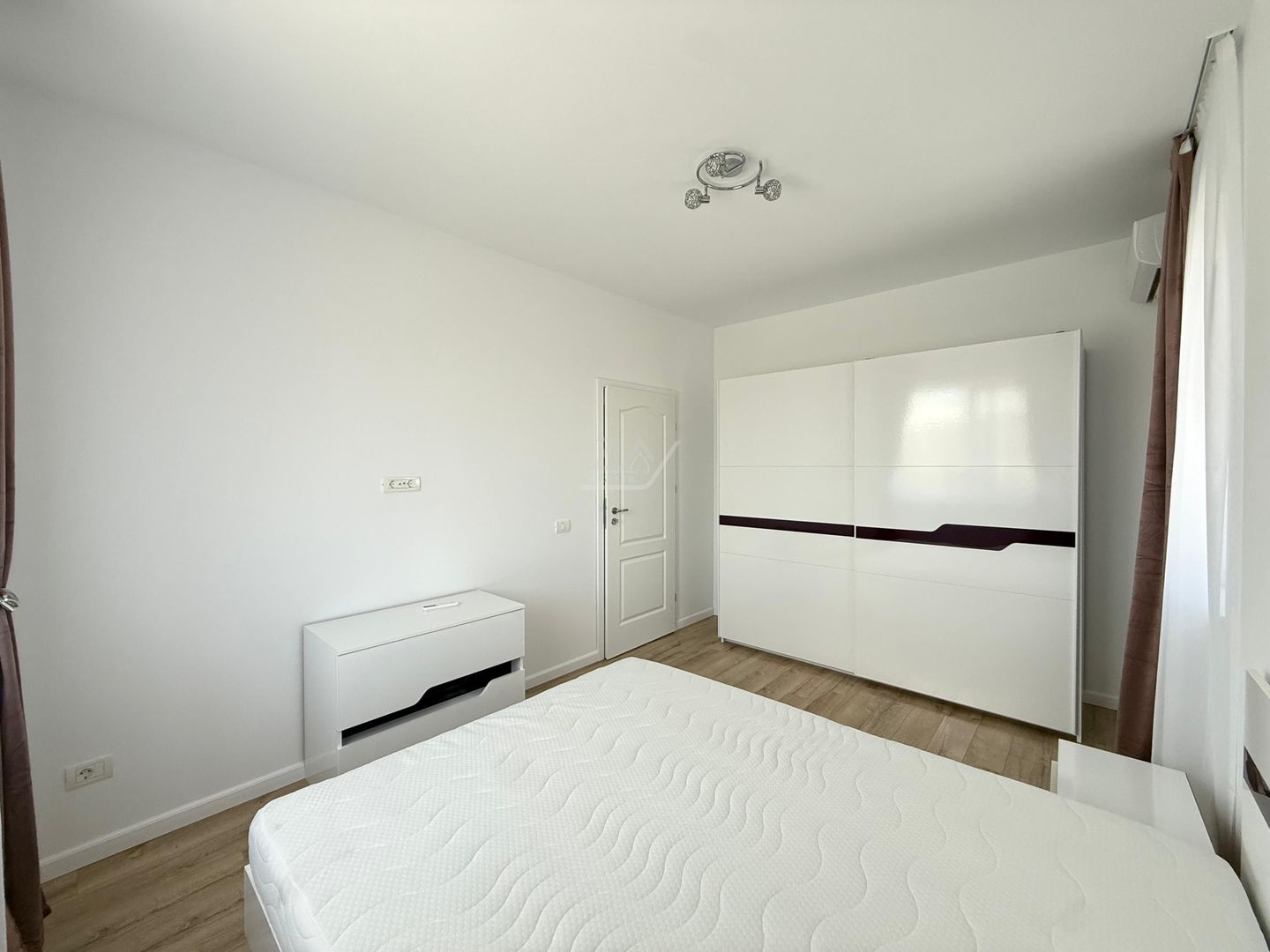 PRIMA INCHIRIERE.  Etaj 1. Bucatarie inchisa. Loc de parcare. - Poză 9