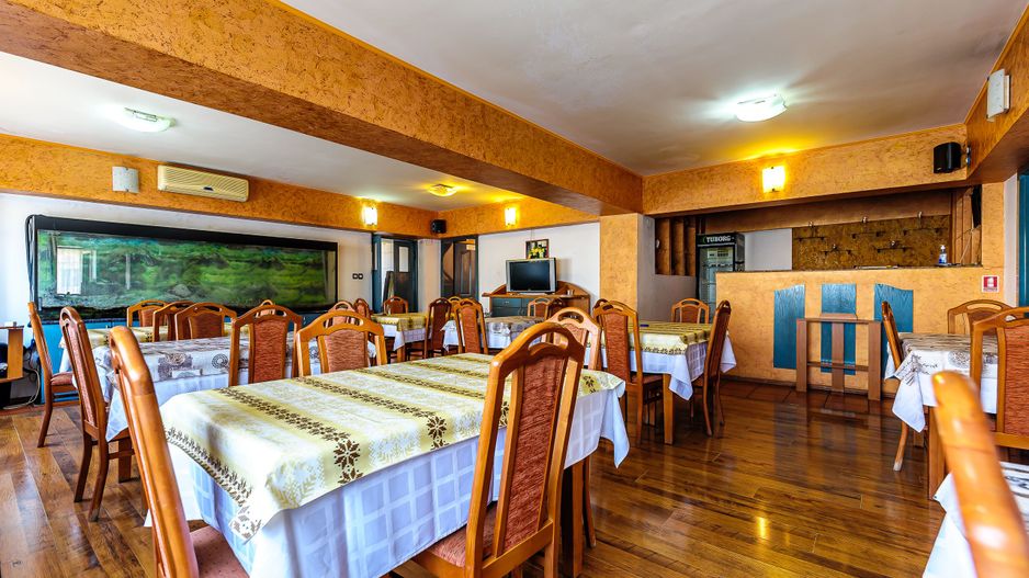 Hotel în Pârneava - Poză 1
