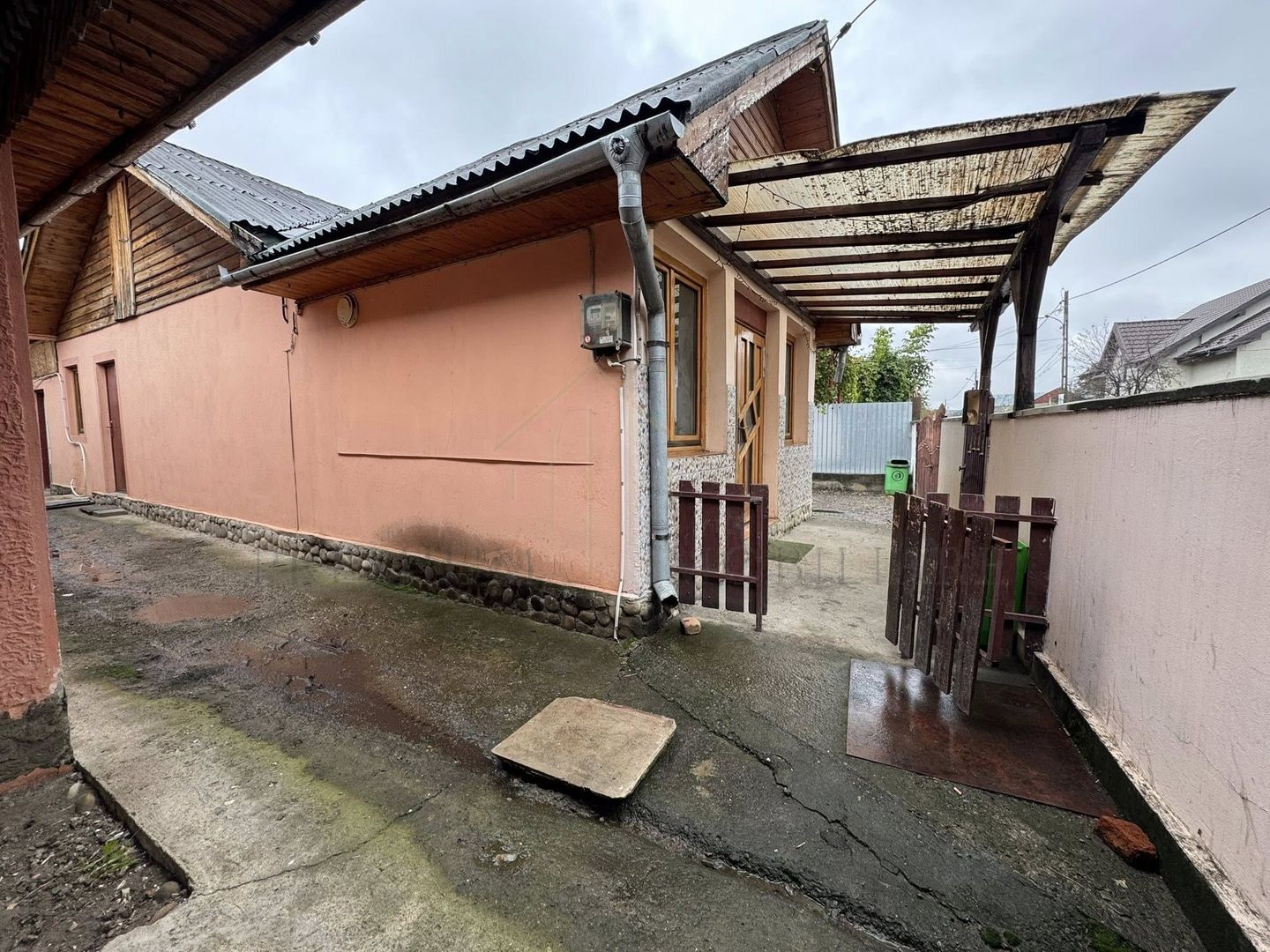 Casa + Spațiu comercial de vânzare în Onesti - Poză 18